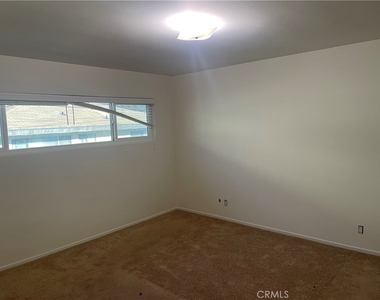 1028 W 8th Street - Photo Thumbnail 1