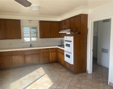 1028 W 8th Street - Photo Thumbnail 7
