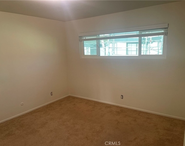 1028 W 8th Street - Photo Thumbnail 3