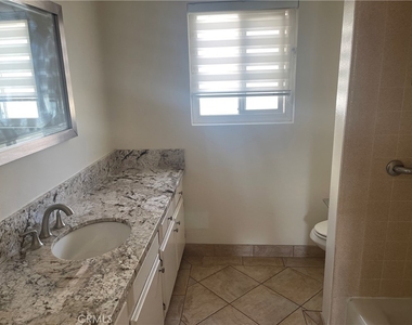 1028 W 8th Street - Photo Thumbnail 2