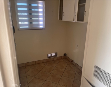 1028 W 8th Street - Photo Thumbnail 4