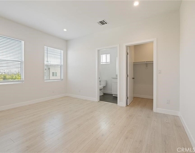1143 1/2 Irolo St - Photo Thumbnail 6
