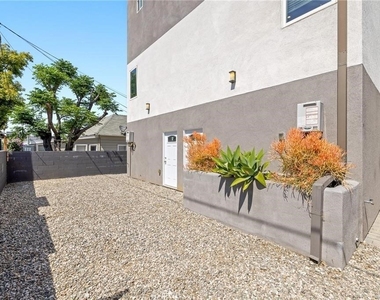 1143 1/2 Irolo St - Photo Thumbnail 9