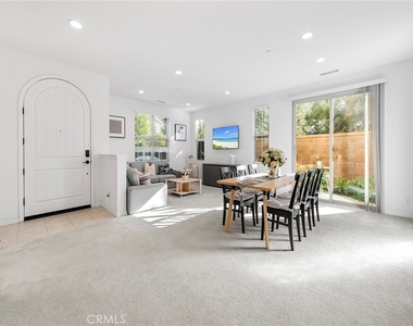 117 Henson - Photo Thumbnail 4