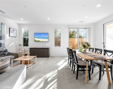 117 Henson - Photo Thumbnail 5