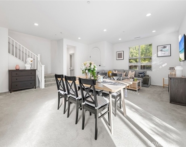 117 Henson - Photo Thumbnail 8