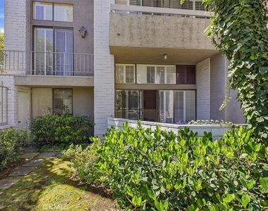 5305 White Oak Avenue - Photo Thumbnail 3