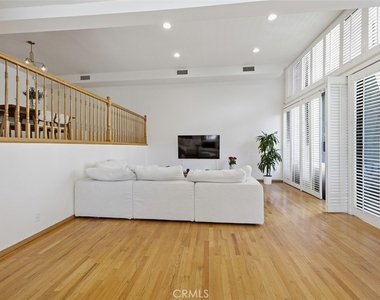 5305 White Oak Avenue - Photo Thumbnail 6