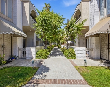 5305 White Oak Avenue - Photo Thumbnail 4