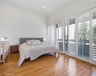 5305 White Oak Avenue - Photo Thumbnail 20