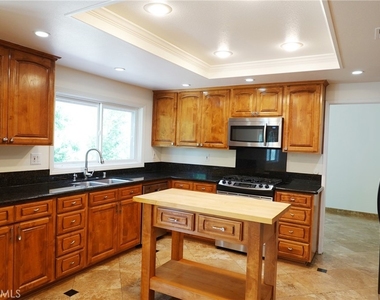 6232 Hesperia Avenue - Photo Thumbnail 12