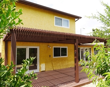 6232 Hesperia Avenue - Photo Thumbnail 3