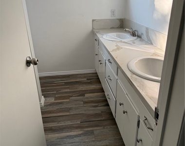 12405 Beverly Dr - Photo Thumbnail 6