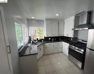 2554 Virginia St - Photo Thumbnail 3