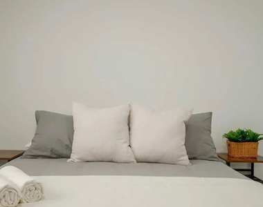 2417 S Budlong Avenue - Photo Thumbnail 12