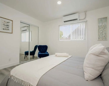2417 S Budlong Avenue - Photo Thumbnail 10