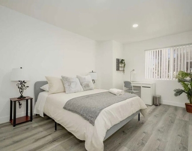 2417 S Budlong Avenue - Photo Thumbnail 18