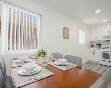 2417 S Budlong Avenue - Photo Thumbnail 5