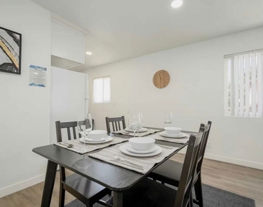 2417 S Budlong Avenue - Photo Thumbnail 4