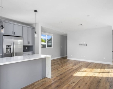 3113 Hollydale Drive - Photo Thumbnail 9