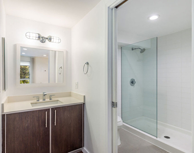 4215 Glencoe Avenue - Photo Thumbnail 6