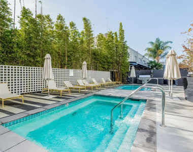 4215 Glencoe Avenue - Photo Thumbnail 10