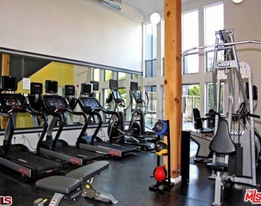 4215 Glencoe Avenue - Photo Thumbnail 9