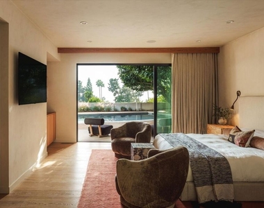 1820 Rising Glen Road - Photo Thumbnail 10