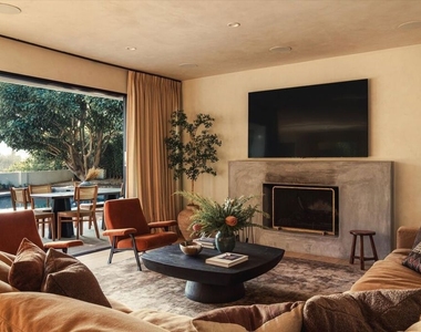 1820 Rising Glen Road - Photo Thumbnail 5