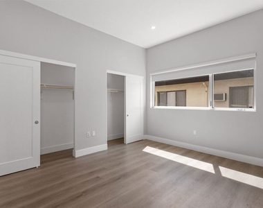 1223 N Hayworth Avenue - Photo Thumbnail 6
