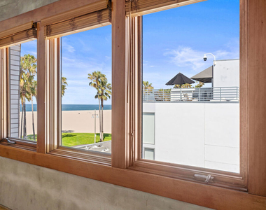 8 Brooks Avenue - Photo Thumbnail 3