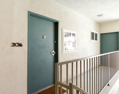 1525 N Hayworth Avenue - Photo Thumbnail 16