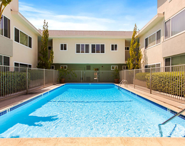 1525 N Hayworth Avenue - Photo Thumbnail 17