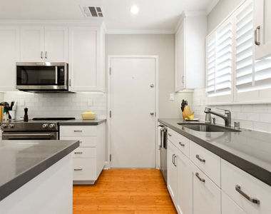 1525 N Hayworth Avenue - Photo Thumbnail 5