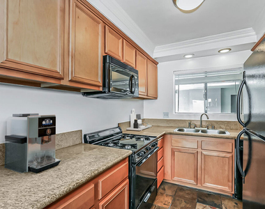 1030 N Orange Grove Avenue - Photo Thumbnail 2