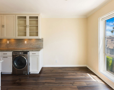 434 S Canon Drive - Photo Thumbnail 9