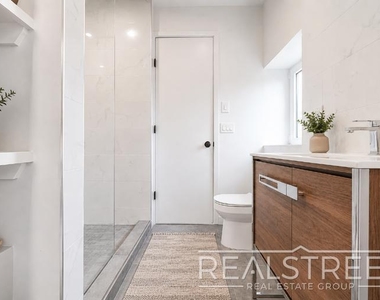 63 Lewis Avenue - Photo Thumbnail 7