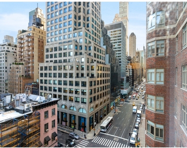 21 E 61st St - Photo Thumbnail 8