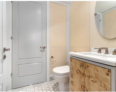 21 E 61st St - Photo Thumbnail 6