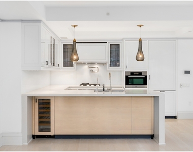21 E 61st St - Photo Thumbnail 2
