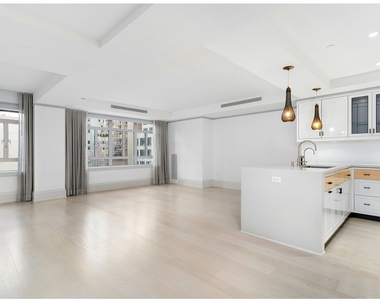 21 E 61st St - Photo Thumbnail 1