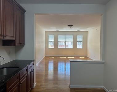 77 Quaker Avenue - Photo Thumbnail 6