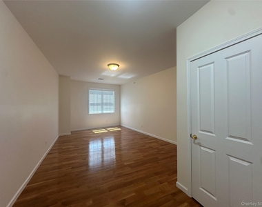 77 Quaker Avenue - Photo Thumbnail 8