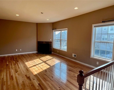 8 Seeley Bull Street - Photo Thumbnail 3