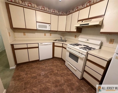 2509 Candlelight Court - Photo Thumbnail 4