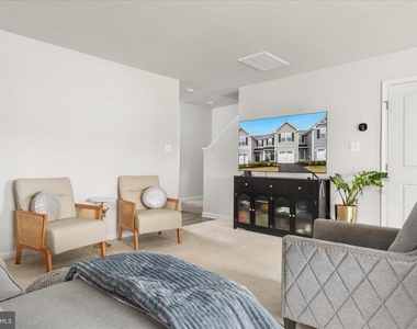 130 Calais Place - Photo Thumbnail 9