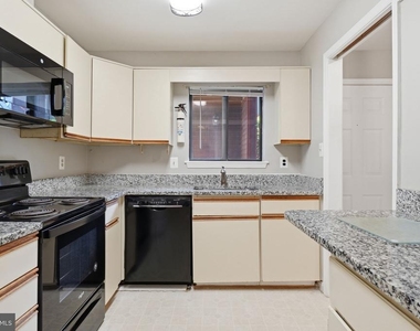 2822 Lee Oaks Place - Photo Thumbnail 7