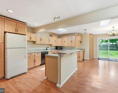 7605 Fisher Drive - Photo Thumbnail 7