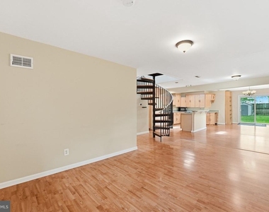 7605 Fisher Drive - Photo Thumbnail 4