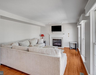 7012 Tiffany Court - Photo Thumbnail 8